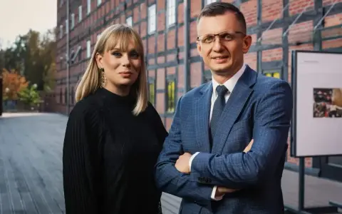 Para prawników w Bydgoszczy na tle ceglanego budynku.