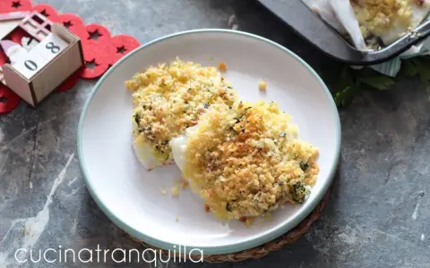 Due gustose seppie al forno, dorate e croccanti, servite su un piatto bianco.
