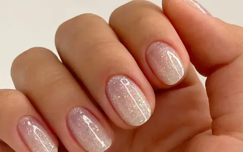 Weiße Nägel mit Glitzer: So gelingt Ihr Trend-Look 2026