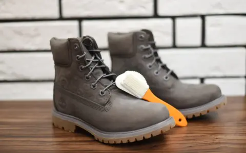 Szare Timberlandy i szczoteczka do czyszczenia. Dowiedz się, czym czyścić timberlandy, by służyły latami.