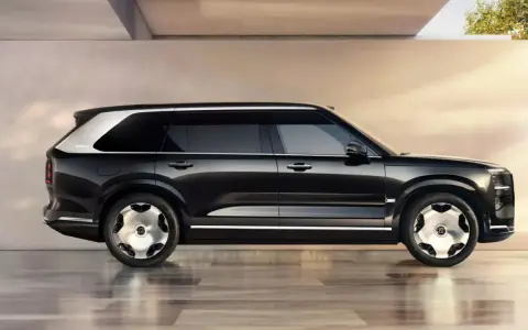 Czarny SUV Zeekr 9X z białym dachem i charakterystycznymi felgami, widziany z boku.