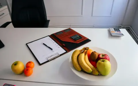 Planificador semanal con calculadora y fruta, ideal para organizar los horarios de camareros en restaurantes.