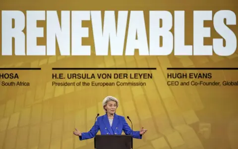 Ursula von der Leyen spricht über erneuerbare Energien. Ein Vergleich der europäischen Initiativen ist im Hintergrund zu sehen.