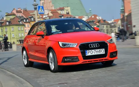 Czerwone Audi A1 1.2 TFSI na ulicach Warszawy. Choć auto wygląda świetnie, warto znać jego potencjalne wady.