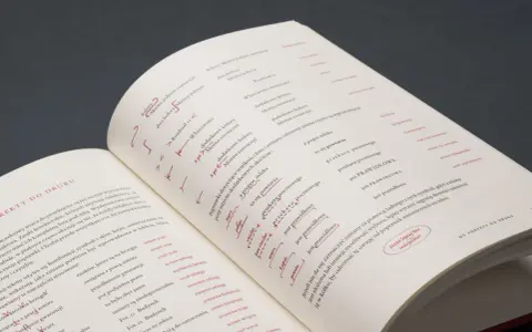 Podręcznik projektanta: typografia książki. Strona z korektami do druku, zawiera przykłady znaków korektorskich i ich znaczenia.