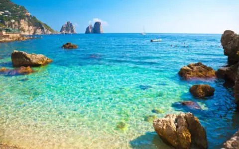 Acque cristalline e Faraglioni iconici: un sogno di mare in Campania.