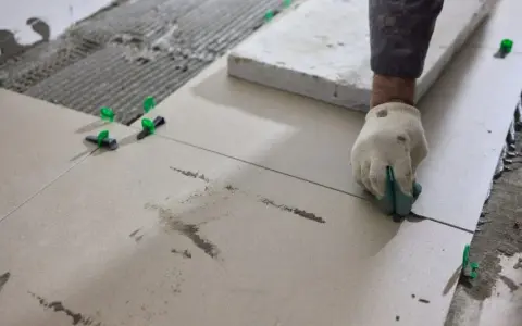 Glazura: Co to jest? Różnice, zastosowanie i wybór idealnych płytek