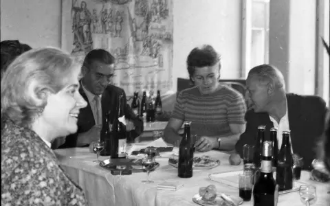 Nostalgiczne menu na imprezę w stylu PRL – smaki, które zachwycają