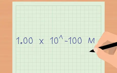 Eine Hand schreibt auf kariertem Papier: 1.00 x 10^-100 M. Dies ist ein Schritt, um den pH-Wert zu berechnen.
