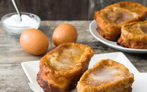 Torrijas caseras hechas con pan brioche, huevos y azúcar. Un dulce perfecto para disfrutar en cualquier momento.