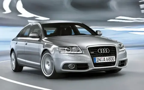 Silberner Audi A6 4F Quattro fährt durch eine beleuchtete Röhre.