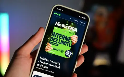 Telefon na kartę w Plusie: pakiet w plusie za 30 zł oferuje internet bez limitu na 6 miesięcy.