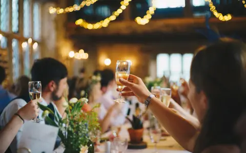 Alkohol na wesele: Ile, jaki i gdzie? Uniknij stresu i przepłacania!
