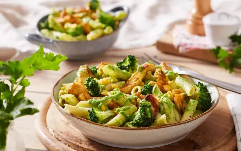 Gesunde Penne mit Hähnchen, Brokkoli und Mais. Perfekt für schnelle Fitness Rezepte, leicht und lecker.