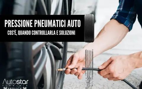 Uomo effettua controllo gomme auto con manometro. Testo: "Pressione pneumatici auto: cos'è, quando controllarla e soluzioni".