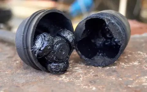 Uszkodzony przegub wewnętrzny z kulkami i smarem.