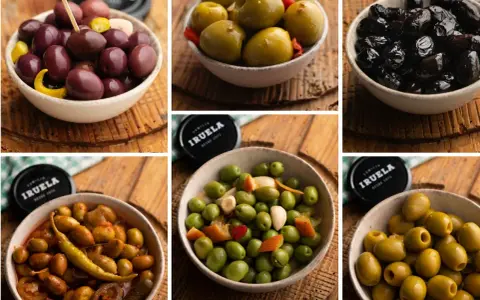 Miseczki pełne oliwek: ciemne, zielone, marynowane. Oliwki zielone z czosnkiem i papryczką, idealne do tapas.