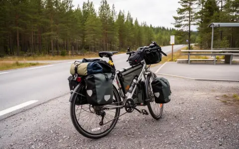 En fullastad cykel redo för äventyr. Allt för en lyckad packlista cykelsemester finns med i väskorna.