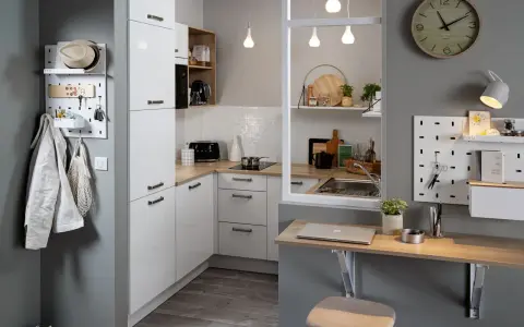 Une cuisine moderne et fonctionnelle, parfaite pour une idée petite cuisine. Rangements astucieux, coin repas pliable et déco murale pratique.