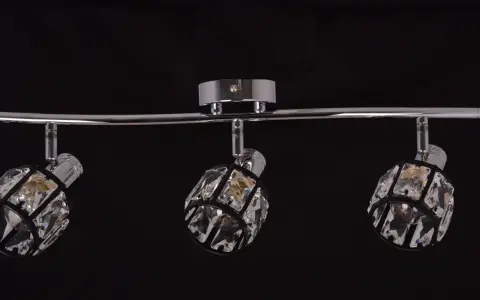Elegancka lampa czarna z kryształkami, która rozświetli każde wnętrze blaskiem.