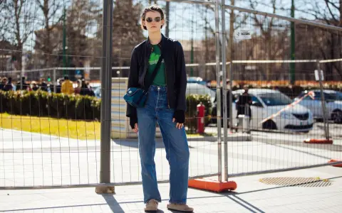 Moda casual: come abbinare Birkenstock Boston con jeans a vita alta, giacca in pelle e borsa a tracolla.