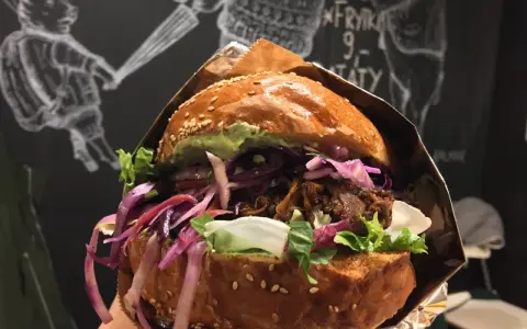 Pyszny burger z szarpaną wieprzowiną i czerwoną kapustą. Idealne miejsce, gdzie zjeść w Kościerzynie.