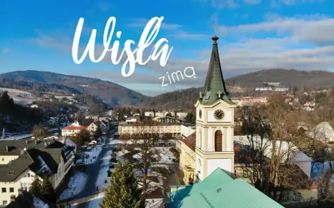 Zimowa Wisła zachwyca widokiem na kościół i ośnieżone góry. Odkryj atrakcje zimą w Beskidach!