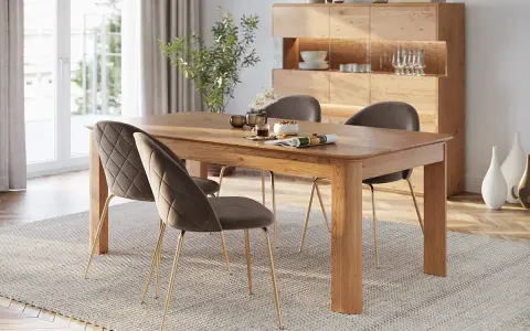Tavolo in legno per 8 persone, con sedie imbottite e gambe dorate. Ideale per pranzi in famiglia.