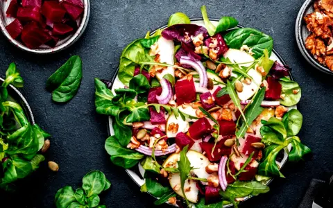 Ein bunter Salat mit Roter Bete, Birne, Nüssen und frischen Blattsalaten. Perfekt als leichtes Mittagessen oder als Beilage. Ein tolles Rezept für rote Bete salat!