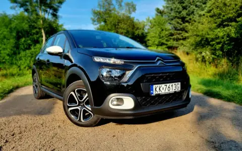 Czarny Citroen C3 na tle zieleni. Sprawdź atrakcyjną citroen c3 cena i wybierz swój wymarzony samochód.