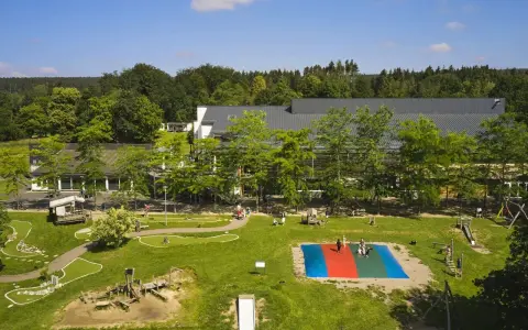 Der neuer Center Parcs Schwarzwald bietet Spaß für die ganze Familie: Minigolf, Spielplatz und bunte Hüpfkissen.