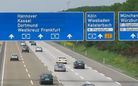 Niemieckie autostrady z tablicami kierunkowymi do Hanoweru, Dortmundu, Kolonii, Frankfurtu i Monachium.