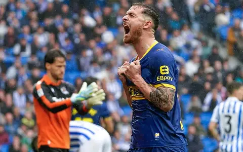 Jugador del Alavés celebra eufórico un gol contra la Real Sociedad. El portero observa con resignación.