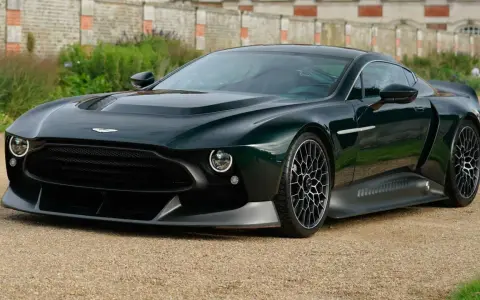 Ein dunkelgrüner Aston Martin Victor, ein Meisterwerk der Ingenieurskunst, dessen Preis nur für wenige erschwinglich ist.