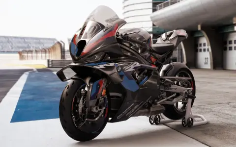 BMW M 1000 RR, najmocniejszy motocykl, gotowy do wyścigu na torze.