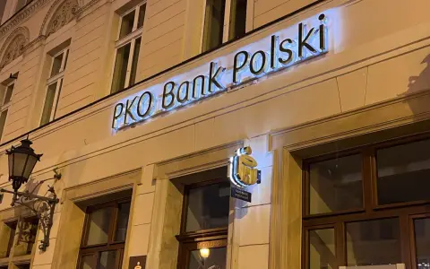 PKO Bank Polski oferuje atrakcyjne pko lokaty długoterminowe. Elegancka fasada banku nocą.