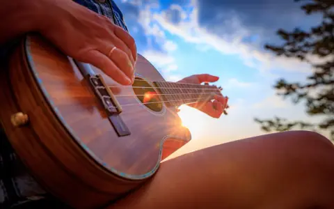 Słońce zachodzi, a ja gram na ukulele.