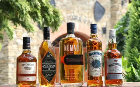 Pięć butelek whisky: Edradour, Antiquary, Nomad, Claymore i Whyte & Mackay. Co to whisky? To trunek z długą historią.