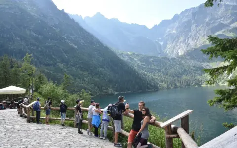 Turyści podziwiają Morskie Oko. Cennik atrakcji w Tatrach jest dostępny dla każdego.