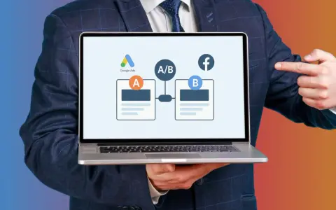 Biznesmen prezentuje test A/B kampanii PPC na laptopie, porównując Google Ads z Facebookiem.