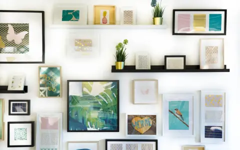 Galeria ścienna pełna inspiracji: motyle, liście monstery, ptak na gałęzi i serce z napisem "HOME".