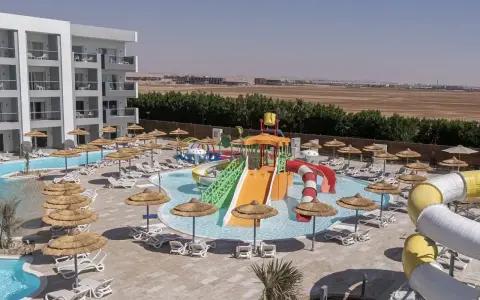 Amwaj Blue Beach Resort & Spa opinie: hotel z basenami, zjeżdżalniami wodnymi i leżakami pod parasolami.