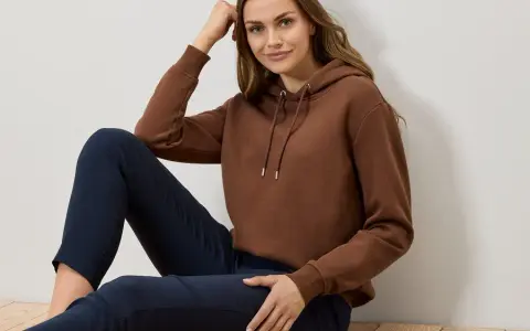 Ile kosztuje bluza? Ceny bluz w popularnych sklepach i promocje