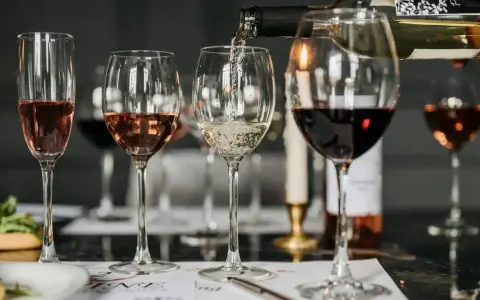 Degustacja win: różowe, białe i czerwone. Zastanawiasz się, ile kalorii ma wino półsłodkie?