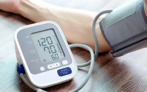 Ciśnieniomierz pokazuje 120/70 mmHg i puls 60. Co oznacza puls 90? To wynik pomiaru, który warto skonsultować z lekarzem.