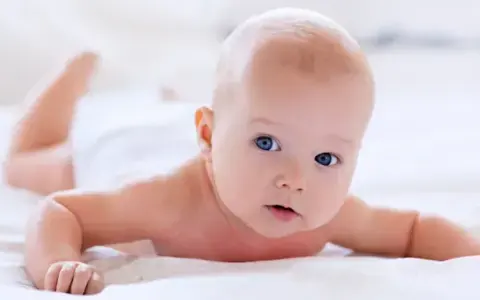 Kiedy dziecko trzyma głowę? Kluczowe etapy rozwoju niemowlęcia