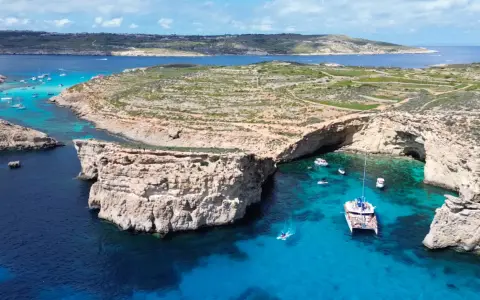 Malta w lutym? Warto! Błękitna laguna, skaliste wybrzeże i łodzie na krystalicznie czystej wodzie.