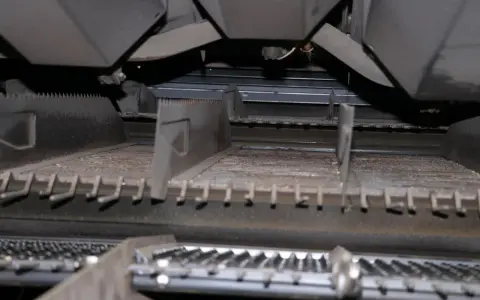 Wnętrze kombajnu z widocznym elementem roboczym, przypominającym ząbkowany rotor.