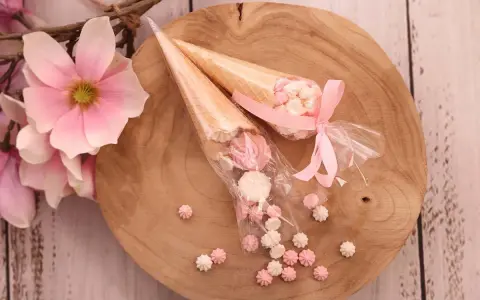 Słodkie rożki z bezą i kwiaty magnolii – idealne podziękowania dla gości DIY.