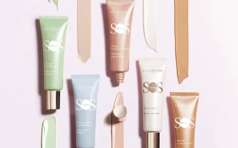 Primer Clarins SOS per una perfetta colour correction: verdi per rossori, blu per pori, pesca per fatica, bianco per luminosità, arancio per imperfezioni.